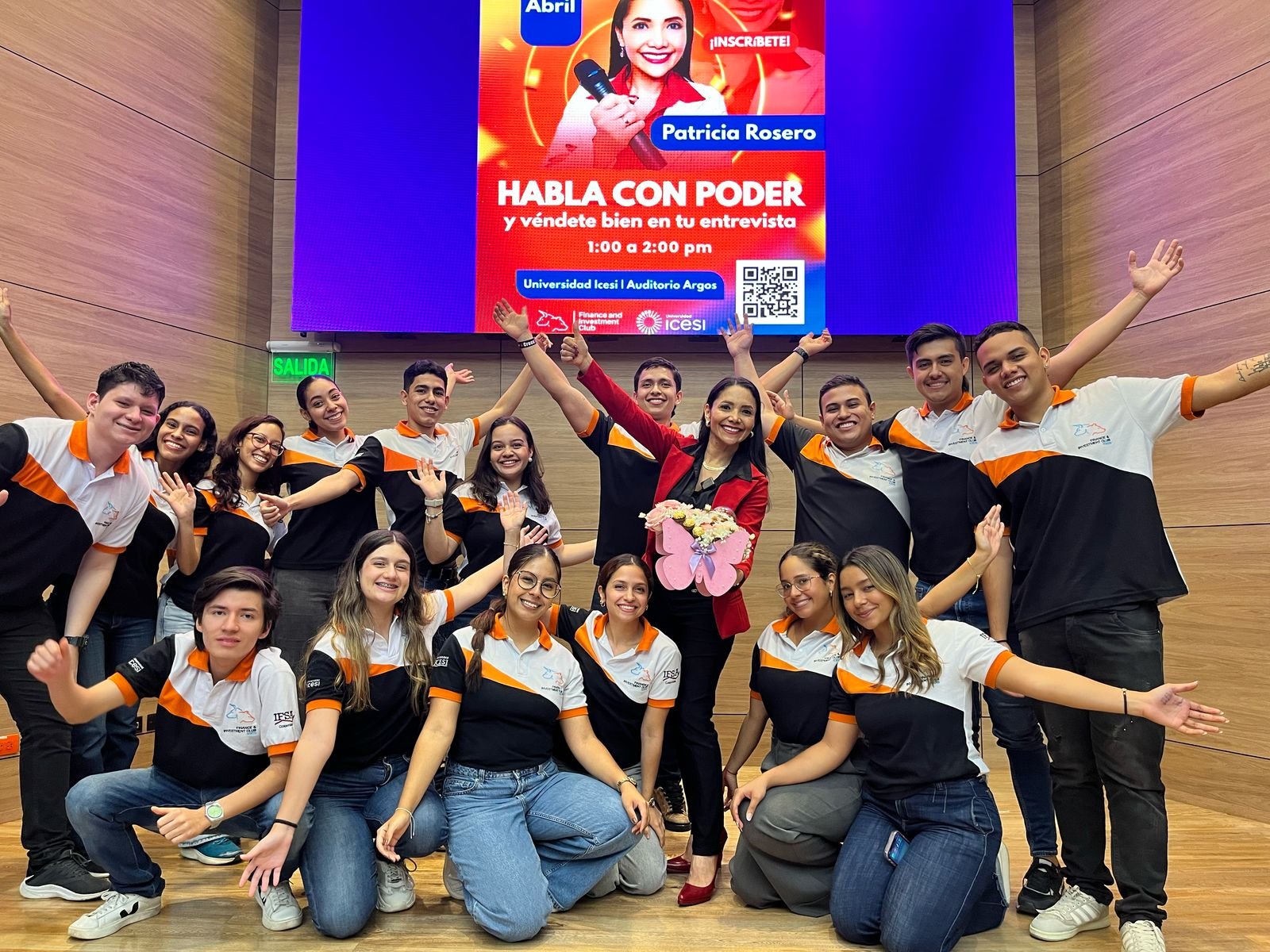 Equipo del club junto a la conferencista Patricia Rosero, tras la charla Habla con Poder